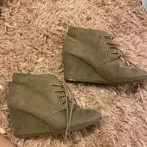 Adorable suede beige shoes